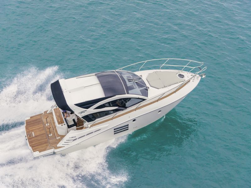 Lancha Fibrafort Focker F420 Gran Coupe