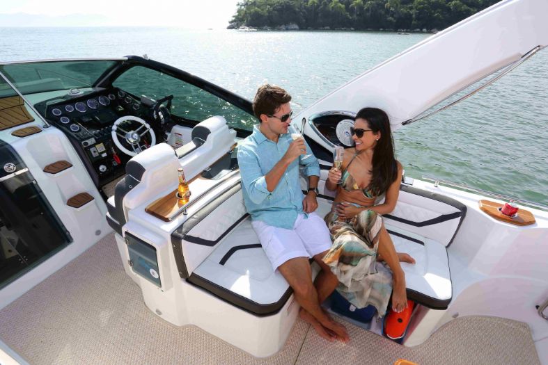 Lancha Fibrafort Focker 330 GT